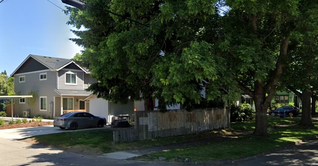 Building Photo - 3 Bedroom House in NE Salem