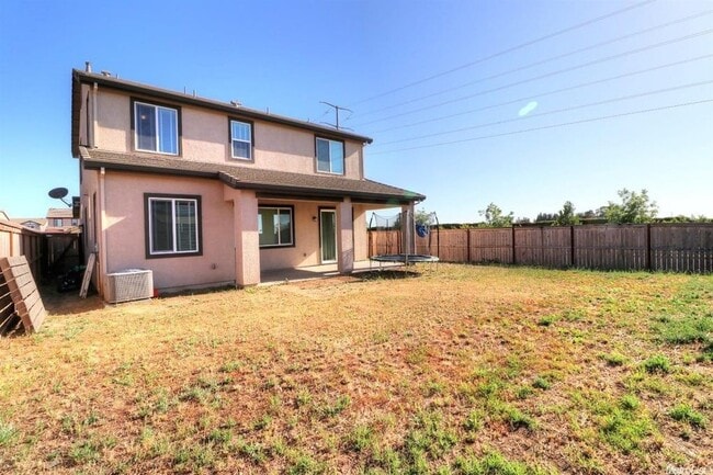 Building Photo - 4BR| 3.5 BA | 1936 SF | Two Story | Tenant Pays $190 monthly for WS&G