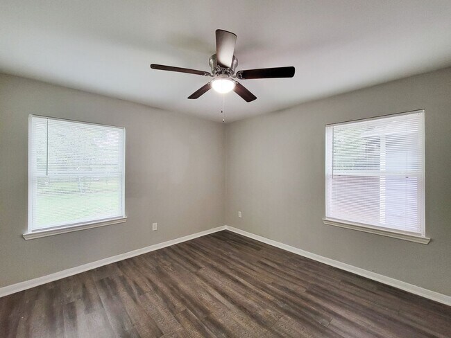 Building Photo - BEAUTIFUL REMODELED 3 BEDOOM LEASE HOME