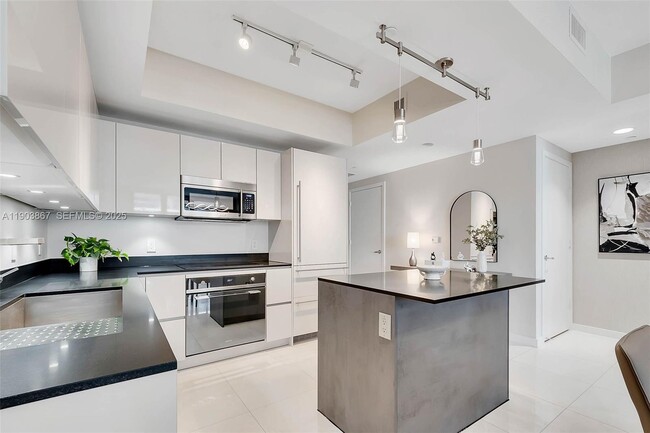 Building Photo - 1010 Brickell Ave