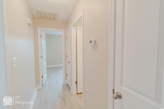 Building Photo - 246 Macarthur Dr