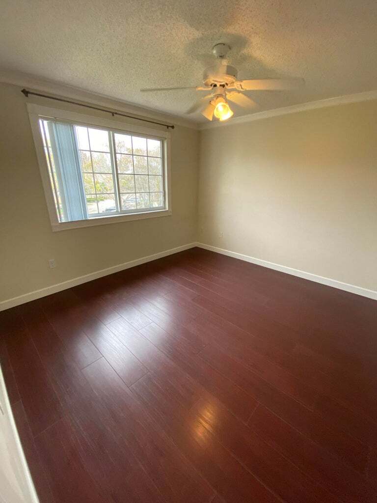 Building Photo - 1100 Crestwood Ct S