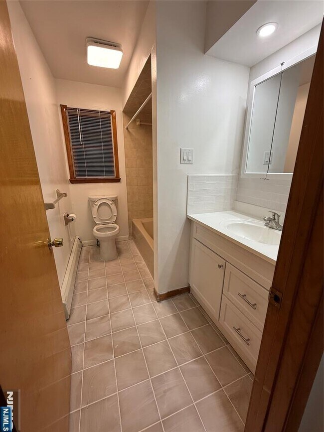 Building Photo - 967 E 23rd St