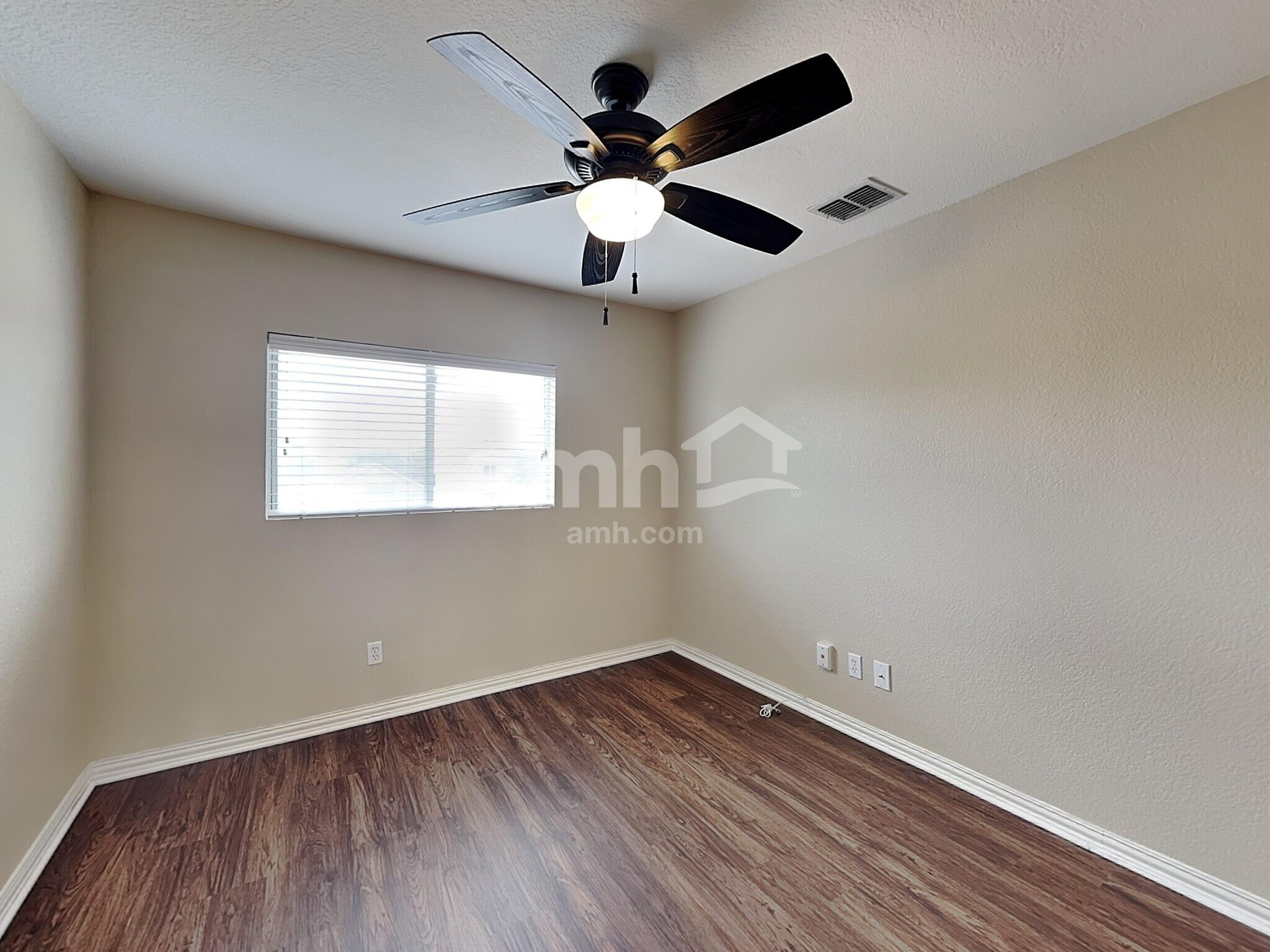 Building Photo - 9314 Silver Vis