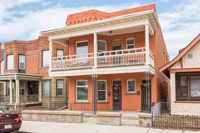 Building Photo - West Silver Street Bottom Apartment