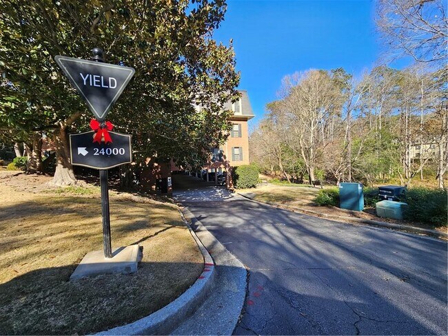 Building Photo - 24101 Plantation Dr NE