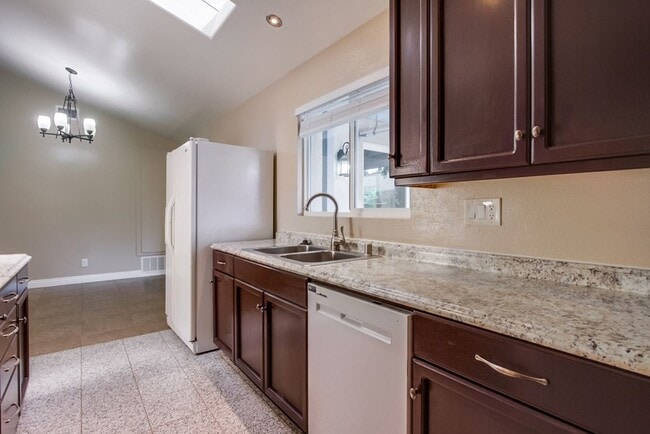 Building Photo - Beautiful 3 Bedroom + Den Home in the Foot...