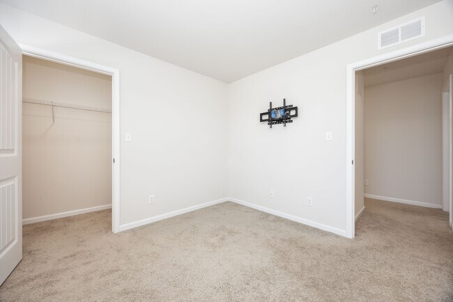 Building Photo - 317 Stream Valley Ct