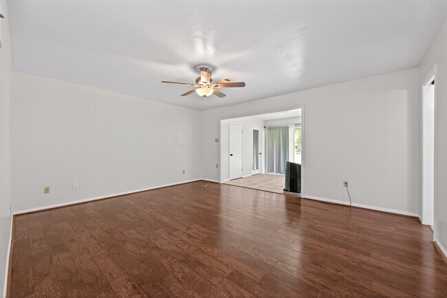 Building Photo - 1701 Mistletoe Ln
