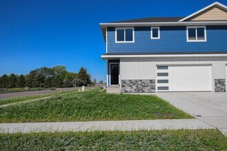 Building Photo - Spacious & Stylish 4-Bedroom Twinhome with...