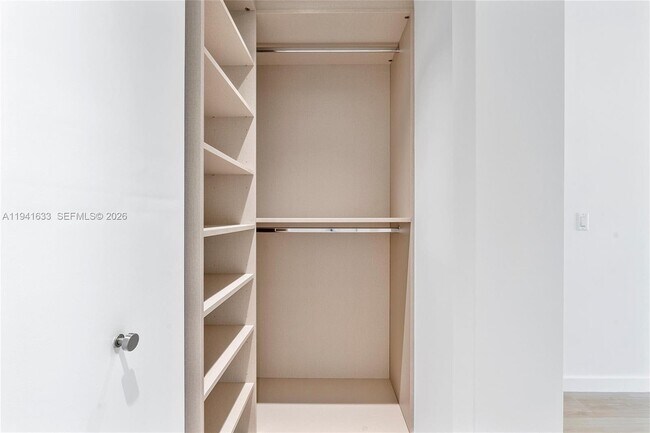 Building Photo - 9901 W Bay Harbor Dr