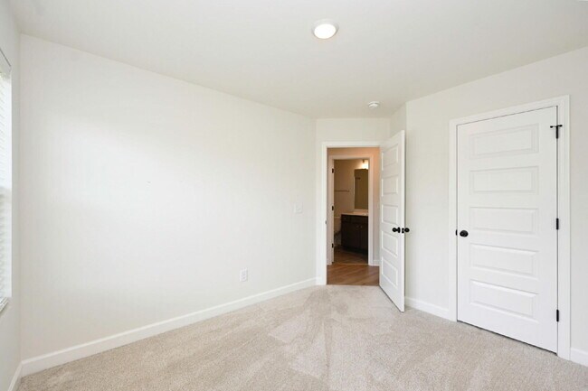Building Photo - Like-New Modern Townhome Near Dining, Shopping, Trails & Old Hickory Lake