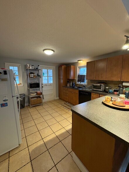 Building Photo - 94 Branford St