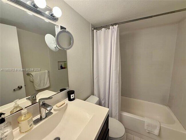 Building Photo - 770 Claughton Island Dr