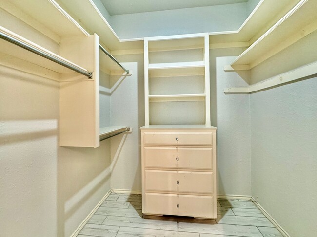 Building Photo - 2600 Sweetbriar Ct