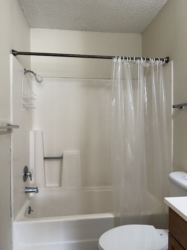 Building Photo - Affordable Three Bed/Two Bath in Leon Vall...