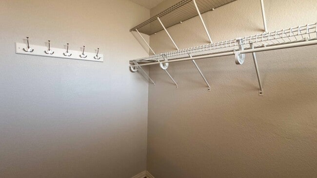 Building Photo - 3-bedroom, 2.5-bath split-level condo