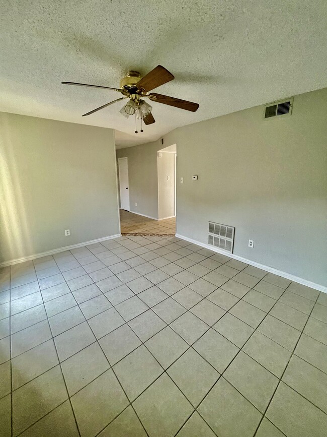 Building Photo - 909 NW Summercrest Blvd