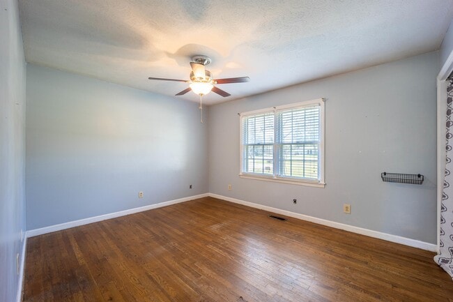 Building Photo - 407 Holly Dr