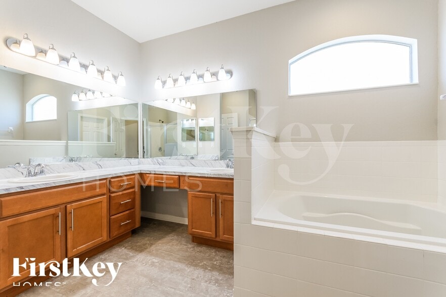 Building Photo - 533 Interlock St