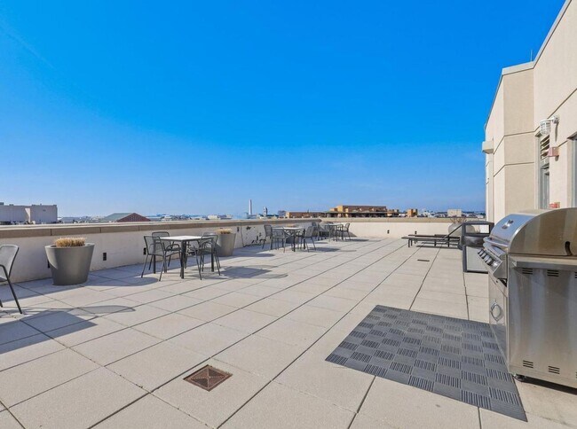 Building Photo - Large, Upgraded 2 Bed/2 Bath Loft off Mass...