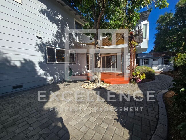 Building Photo - 3087SF 2 Story 5/2.5 House - Community Cab...