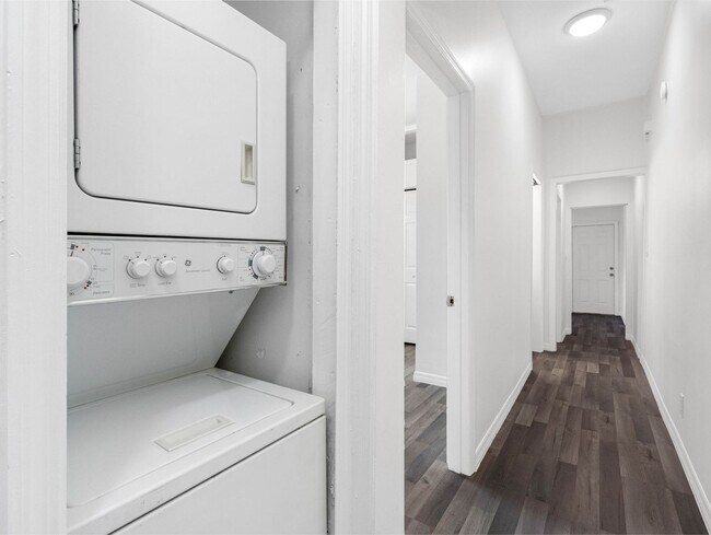 Building Photo - Affordable 3/1.5 West Tampa Home