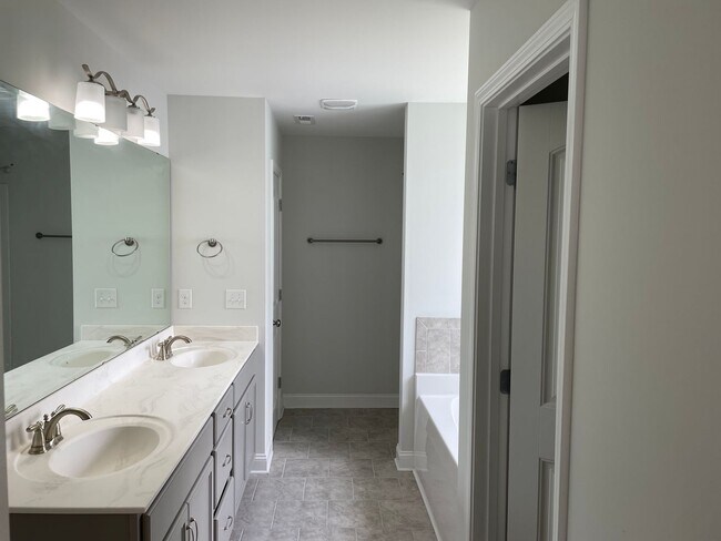 Building Photo - Like new home on cul-de-sac lot with 3 bedrooms, loft and 2.5 bathrooms!