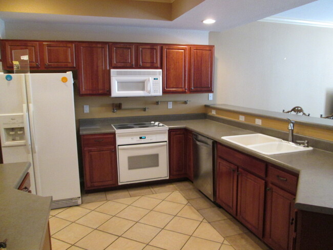 Building Photo - Large 2 Bedroom 2 Bath Garden Level Golf C...