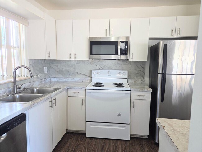 Building Photo - 5200 NW 18th Ct