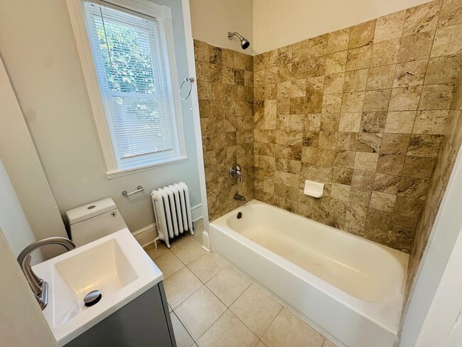 Building Photo - Renovated 3bd/1bth House with Rear yard!! ...