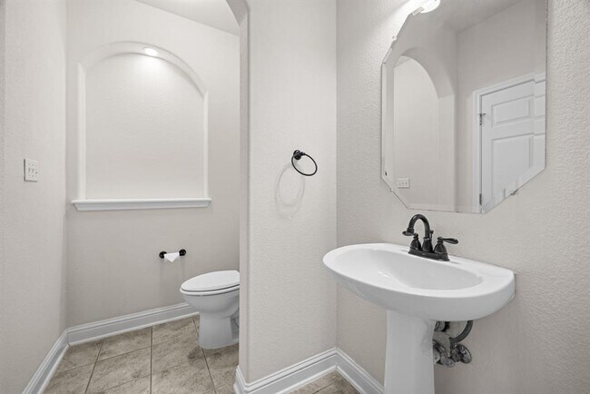 Building Photo - 6819 Chalk Hill Dr