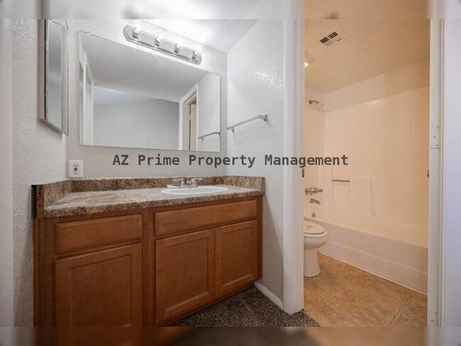 Building Photo - 4828 W Orangewood Ave