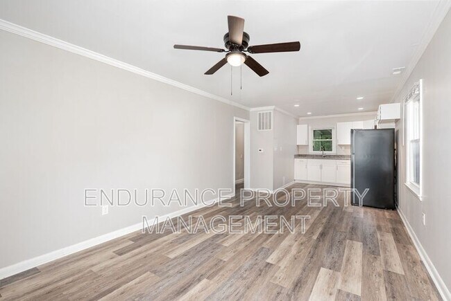 Building Photo - 4612 W Hillcrest Ave