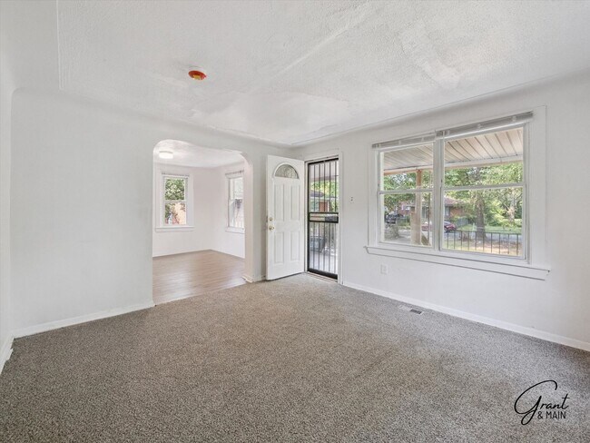 Building Photo - $1200 3 bedroom bungalow