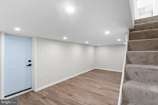 Building Photo - 5004 Barnaby Ln