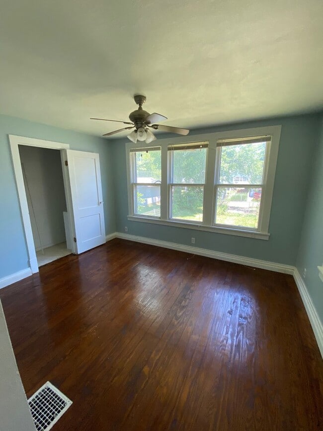 Building Photo - 2 Bed, 1 Bath w/ Den!  1200.00 Sq Ft.