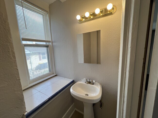 Building Photo - 3850 E 62nd St