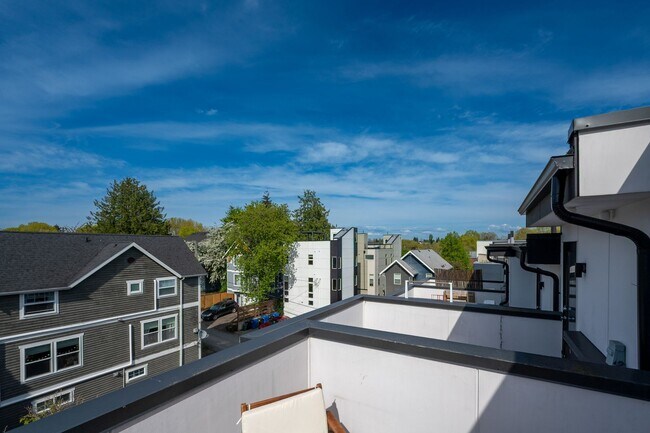 Building Photo - Modern 2BR End-Unit Townhome with Two Rooftop Decks