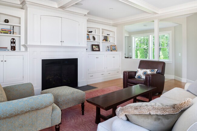 Building Photo - 2 Oak Knoll Rd