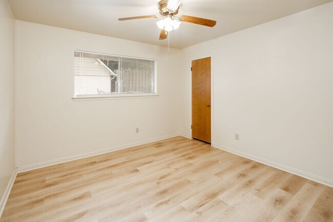 Building Photo - AUGUST PRE-LEASE! 3 bed, 2 bath home in Eastgate!