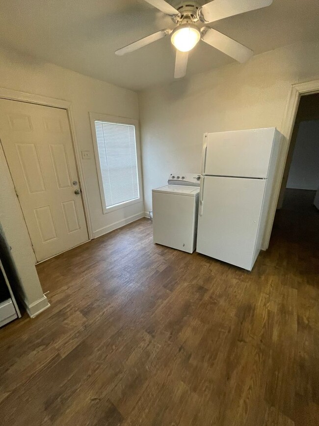 Building Photo - Cute two bedroom one bath (850 sf) home wi...