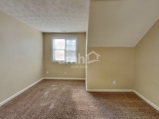 Building Photo - 700 Rosehill Ln