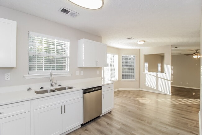 Building Photo - 550 Gardinia Dr