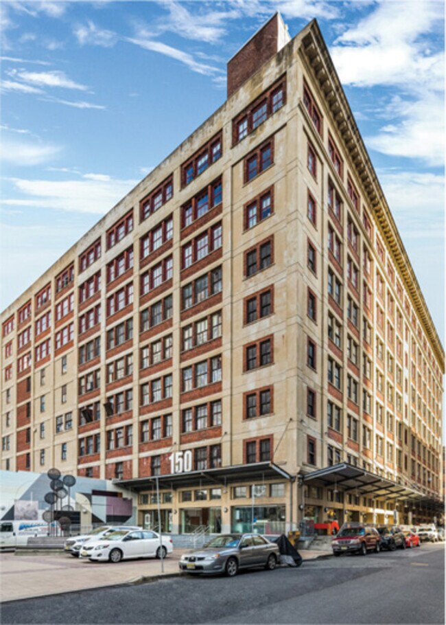 Building Photo - 150 Bay St