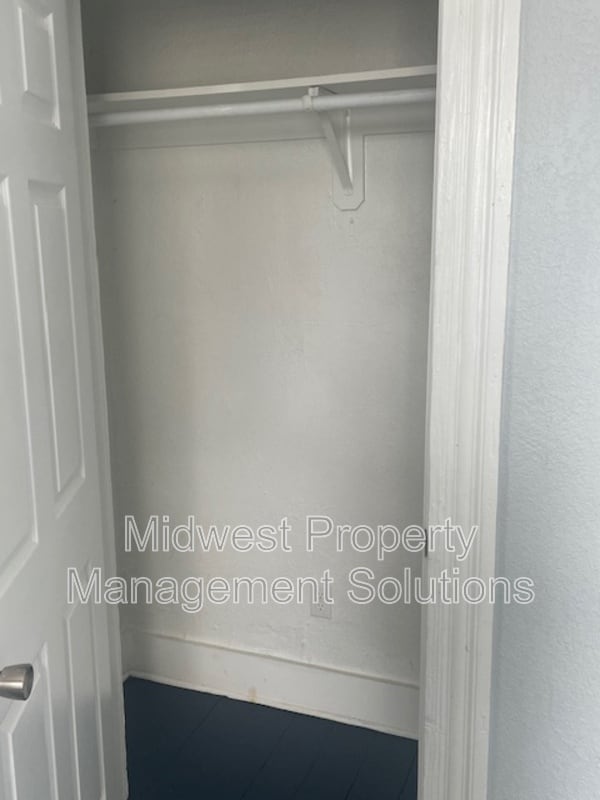 Building Photo - 826 W 2nd St