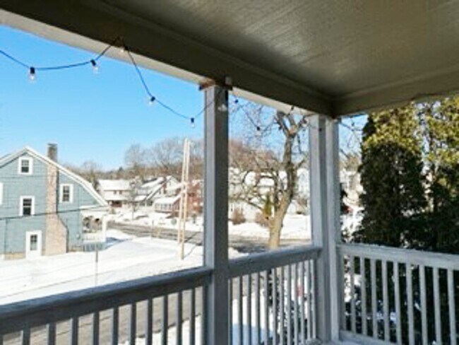 Building Photo - Newly Renovated Bright 2nd Floor Flat - 6/...