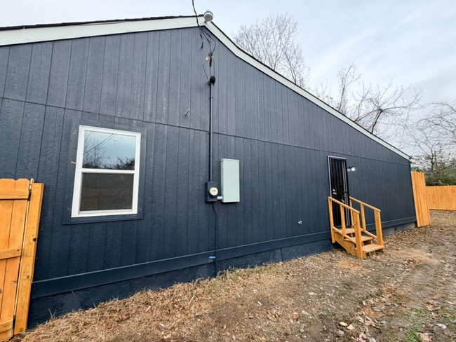 Building Photo - 1370 Marechalneil St