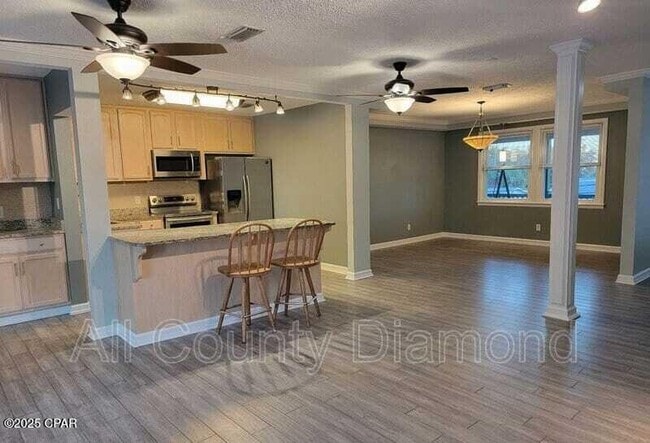 Building Photo - 215 Harris Ave