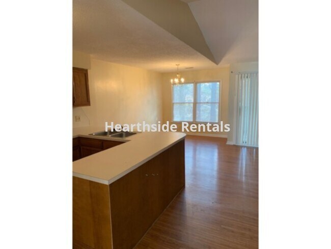 Building Photo - **2 Bedroom 2 Bath Upstairs Condo Centrall...